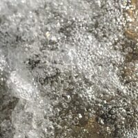 perlendes Wasser unter Eisschicht